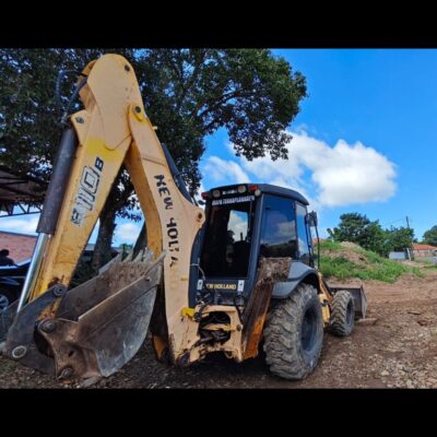 RETROESCAVADEIRA NEW HOLLAND B110