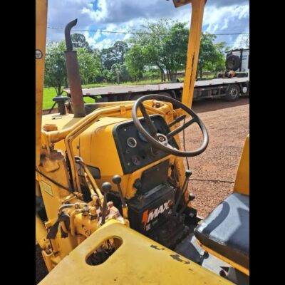 RETROESCAVADEIRA MASSEY FERGUSON MF275