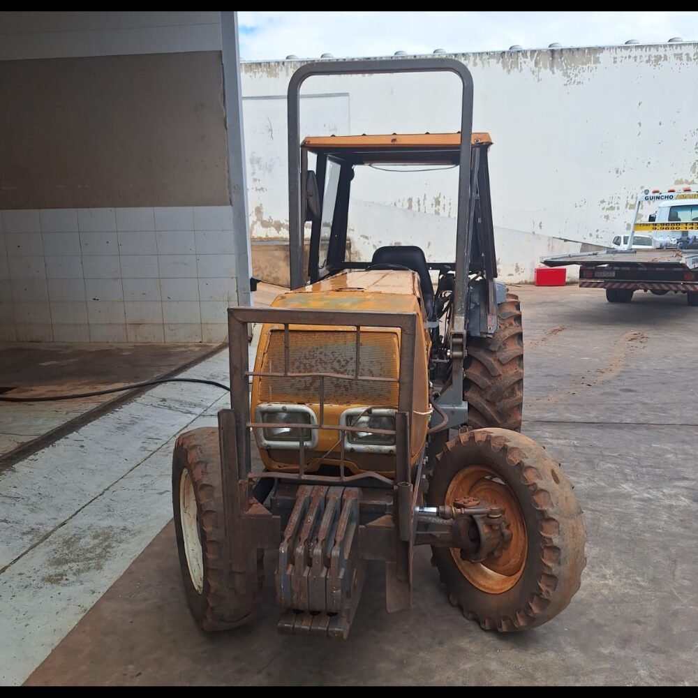 TRATOR VALTRA BF 75 4X4 - PLATAFORMADO - Imagem 6